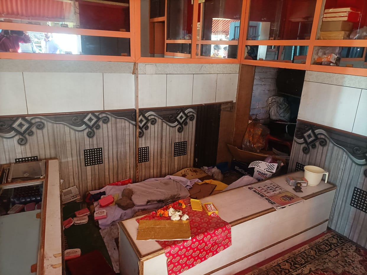 Theft of lakhs by breaking the lock of the jeweler's shop
