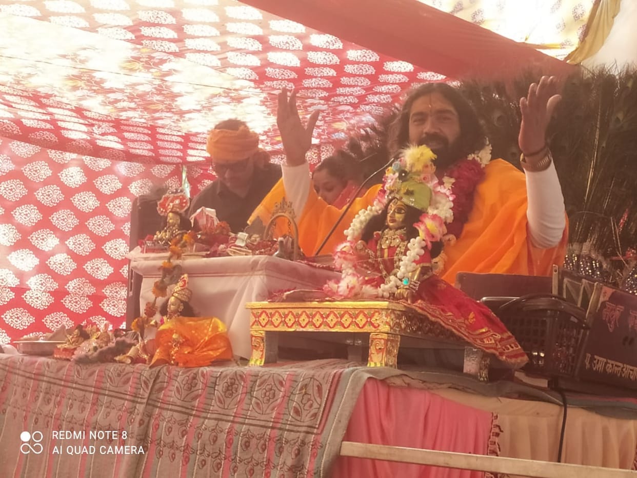 Listening to the children's pastimes of Shri Krishna, the audience was stunned