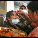 आईजीआई एयरपोर्ट पर बेटी का तिलक करती महिला