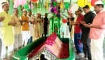 शाहजहांपुर। हजरत ऐमल शाह उर्फ  बड़े बाबा साहब रहमतुल्लाह अलैह उर्स में दुआ करते अकीदतमंद । संवाद