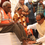 मुख्यमंत्री शिवराज सिंह चौहान ने सफाई कर्मियों के पैर धोए।