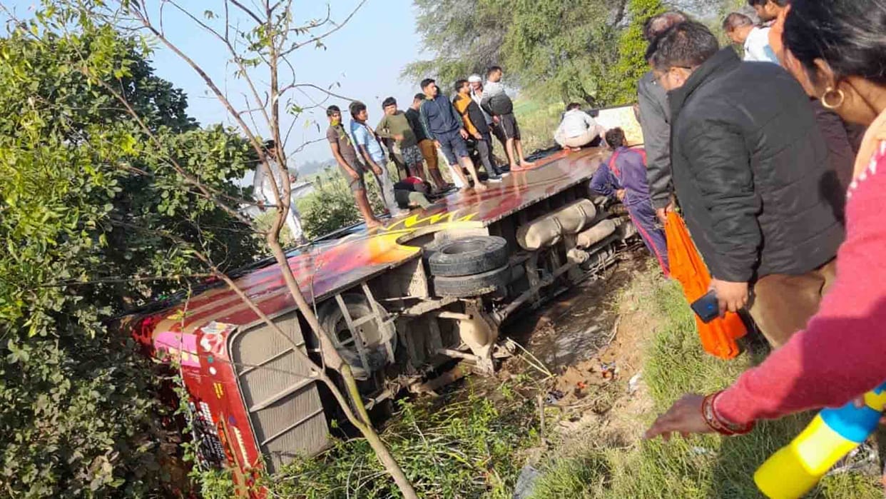 Road accident in Jalaun, 12 passengers injured