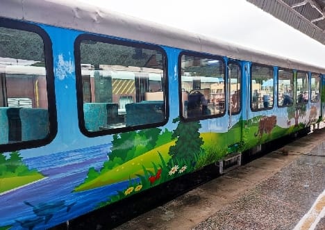 After a month, the train left again with Vistadome coach