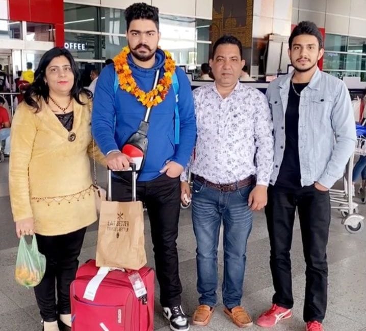 Four students of Bhuna reached the birthplace after leaving the battlefield