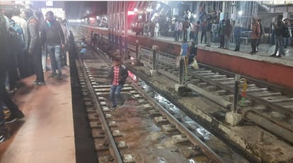 PM Modi in varanasi Passengers compete to take selfie and make video with PM Modi at Cantt station