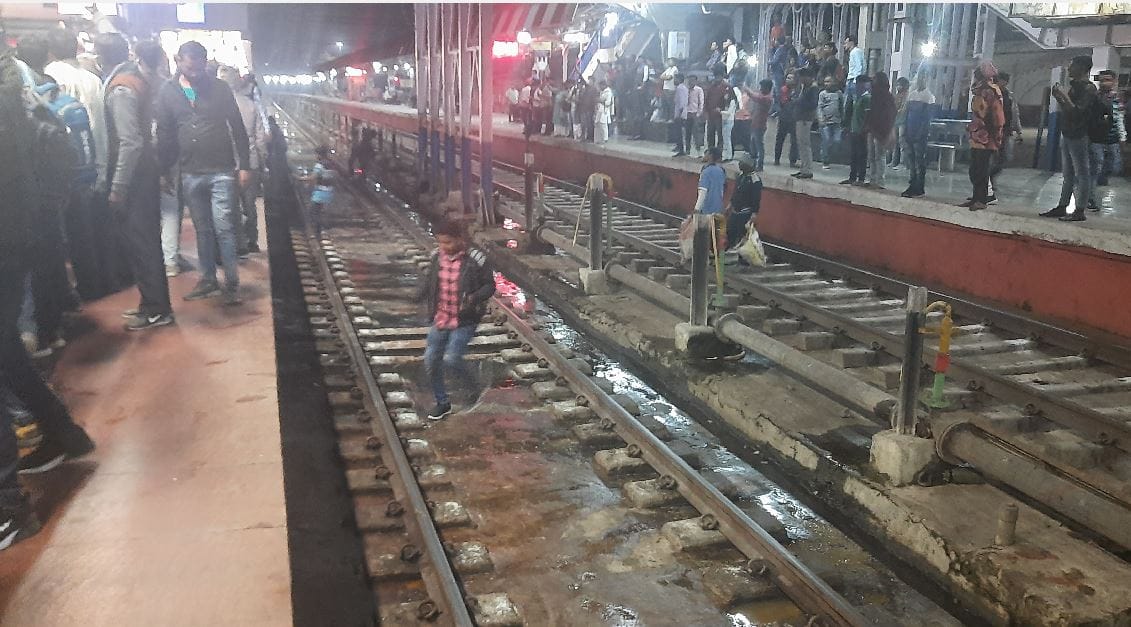 UP Chunav 2022 PM Modi In Varanasi today Passengers jump on track to catch Prime Minister Narendra Modi glimpse see photos