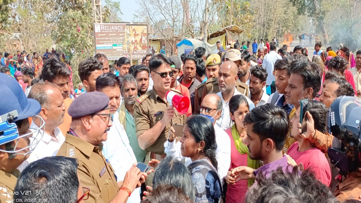 Child dies in road accident villagers block road in Gorakhpur