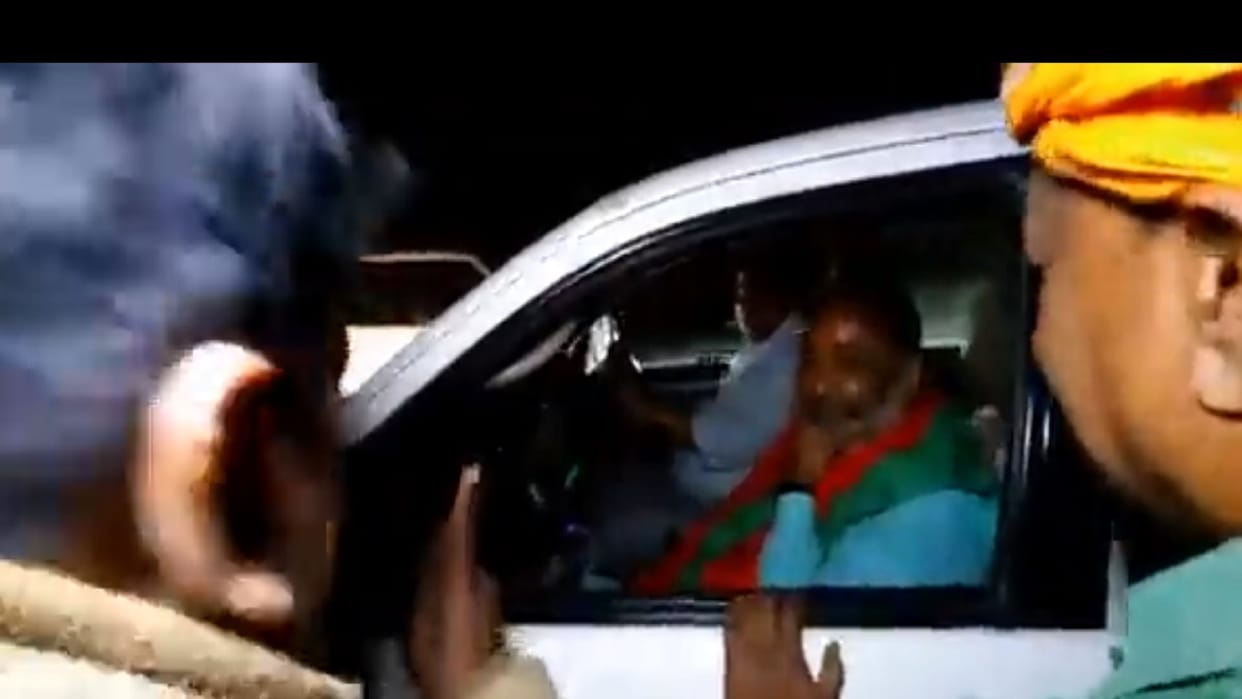 UP Assembly Election 2022 SHO congratulated BJP candidate Dayashankar Singh for becoming a cabinet minister video viral