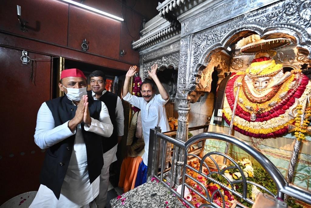 UP election 2022 Akhilesh Yadav in Varanasi Worshiped at Mahamrityunjay temple and Baba Kaal Bhairav mandir sought blessings for victory in vidhan sabha chunav