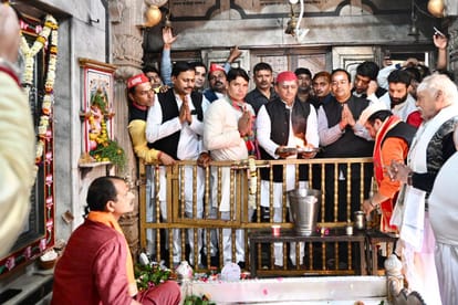 UP election 2022 Akhilesh Yadav in Varanasi Worshiped at Mahamrityunjay temple and Baba Kaal Bhairav mandir sought blessings for victory in vidhan sabha chunav