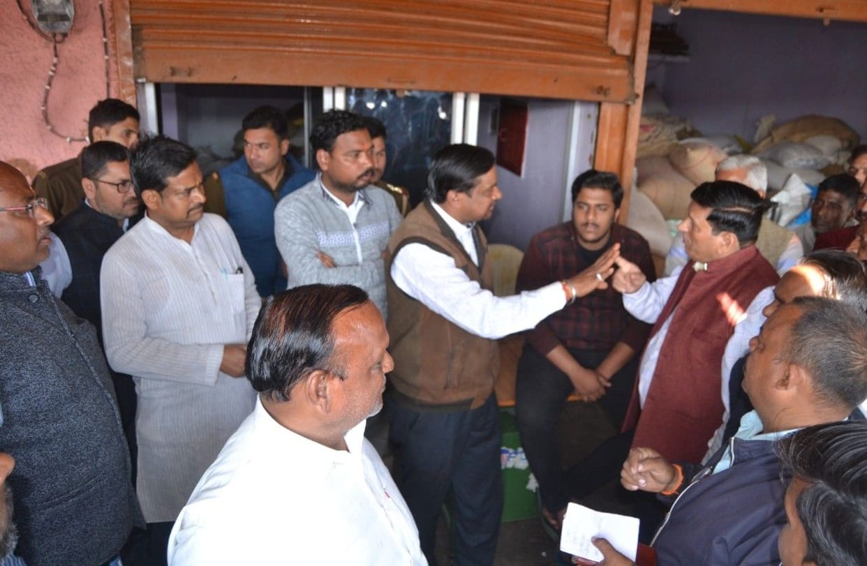 Hathras: Question on security from theft incident in Mandi Committee