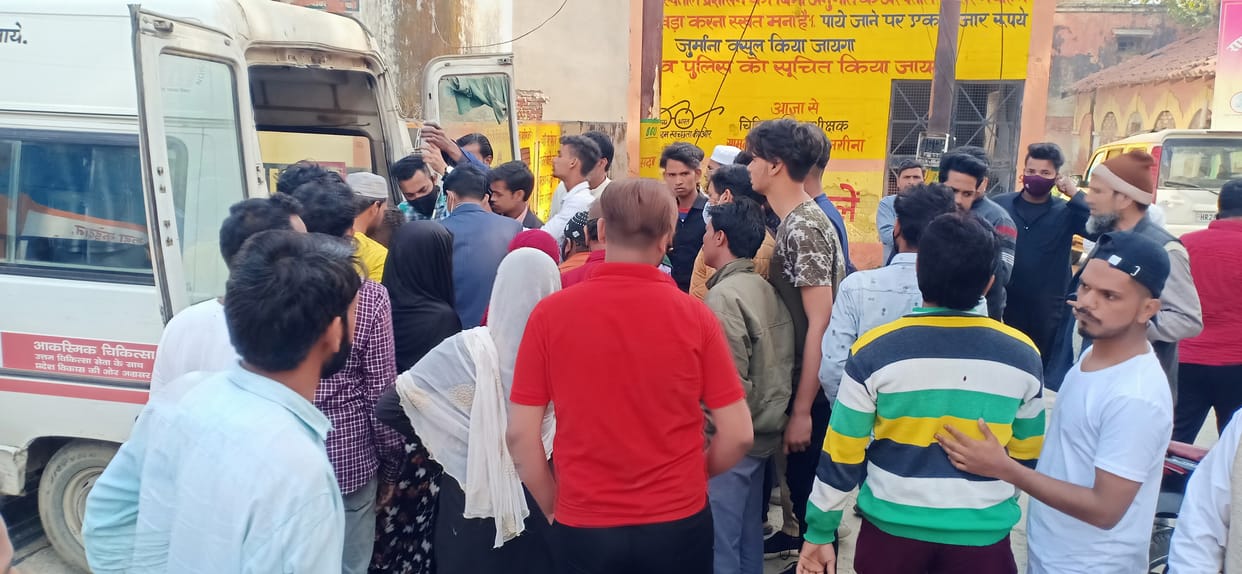 Nine girl students injured in car and e-rickshaw collision, screaming