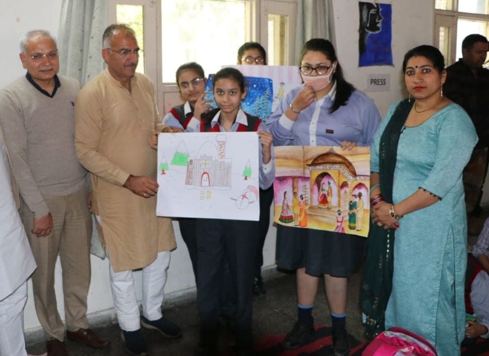 David, Sia, Princi and Hritika won the painting