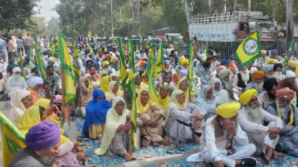 Farmers Protest outside dc office in Patiala against end of quota of Punjab in BBMB 