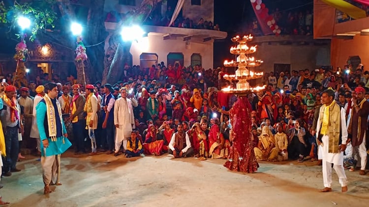 Holi 2022 Women Perform Charkula Dance On Holi In Mathura - Amar Ujala ...