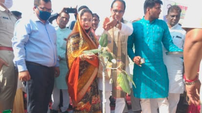 Sehore: CM Shivraj with family reached Devidham Salkanpur, planted saplings after darshan-worship