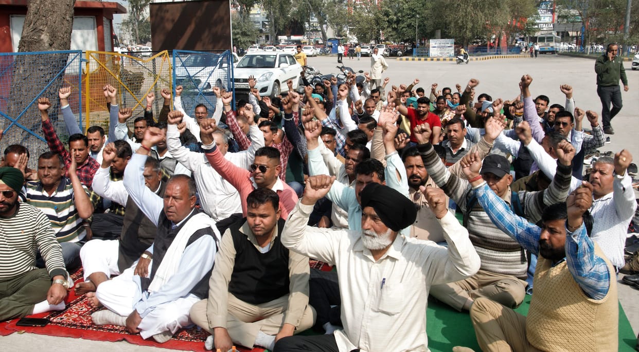 Roadways buses stuck for two hours, passengers upset, Kurukshetra