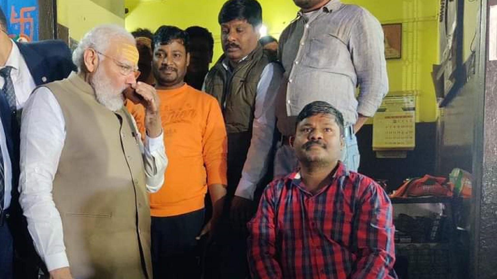 UP Chunav 2022: After roadshow PM Modi reached Pappu tea relieved tiredness with sips