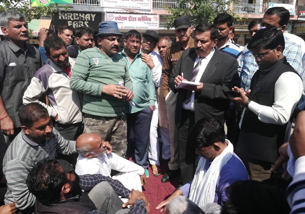 People of five wards got angry over sewer problem, Loharu road kept jammed for three hours