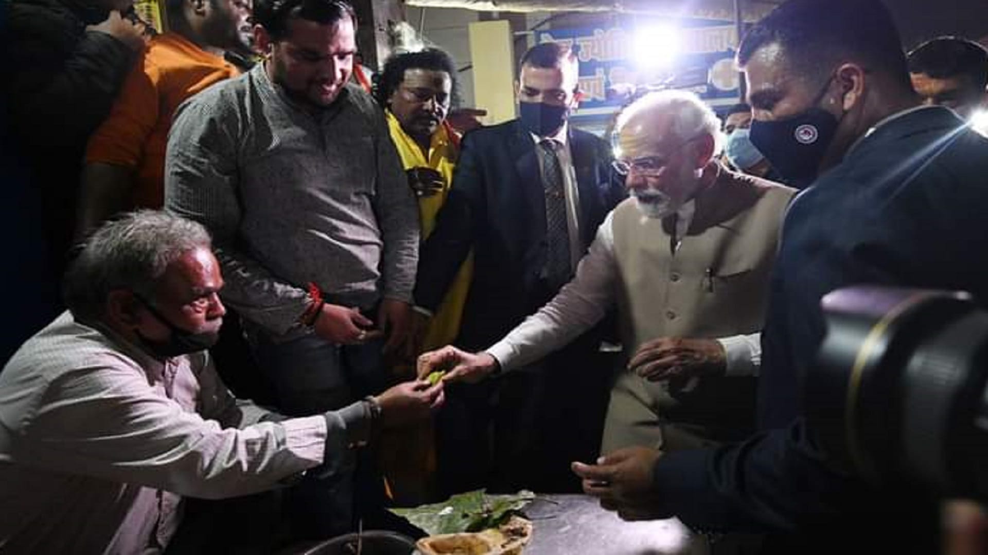 UP Chunav 2022: After roadshow PM Modi reached Pappu tea relieved tiredness with sips