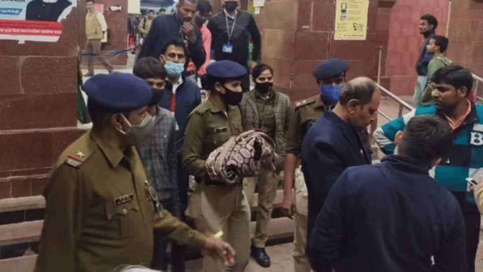 Woman gives birth in Sampark Kranti Express Train, mother-child are both healthy