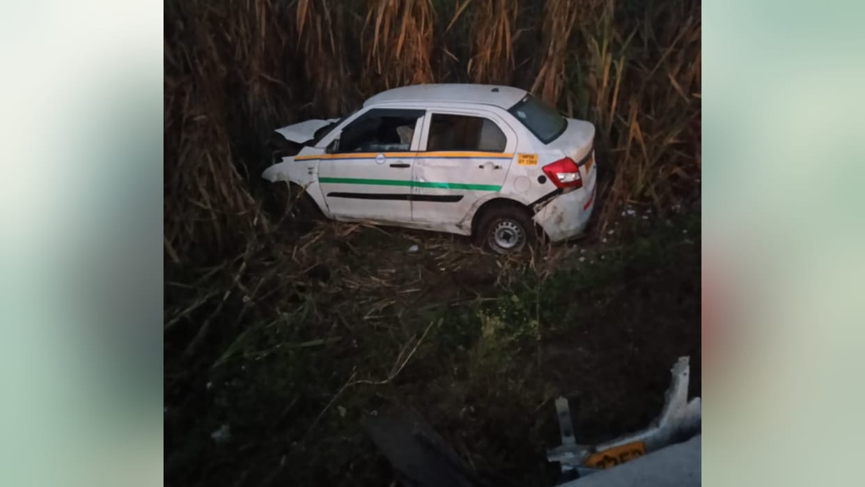 Hapur road accident in saving tractor trolley car fall in field nearly saved from electrocuted
