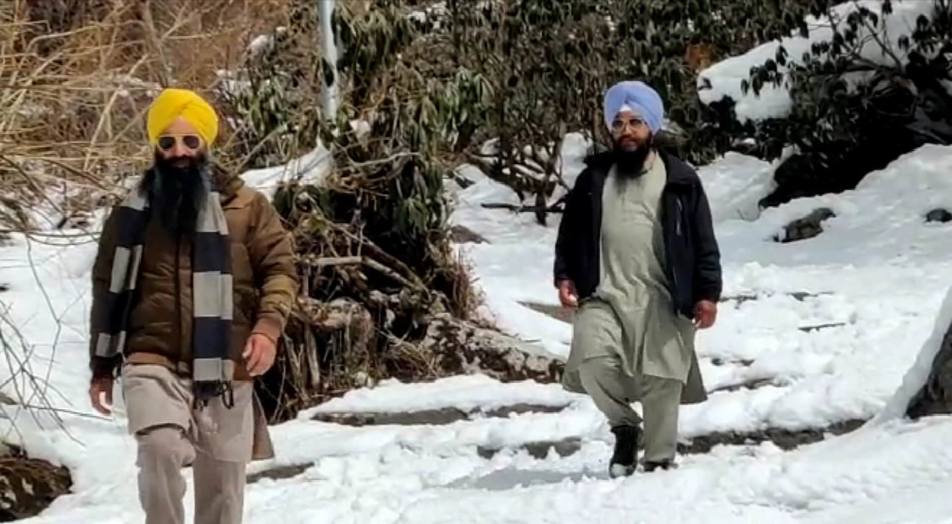 Uttarakhand: Ten km faith path of Hemkund Sahib covered with snow,  team went for inspection had to return, Seee photos...