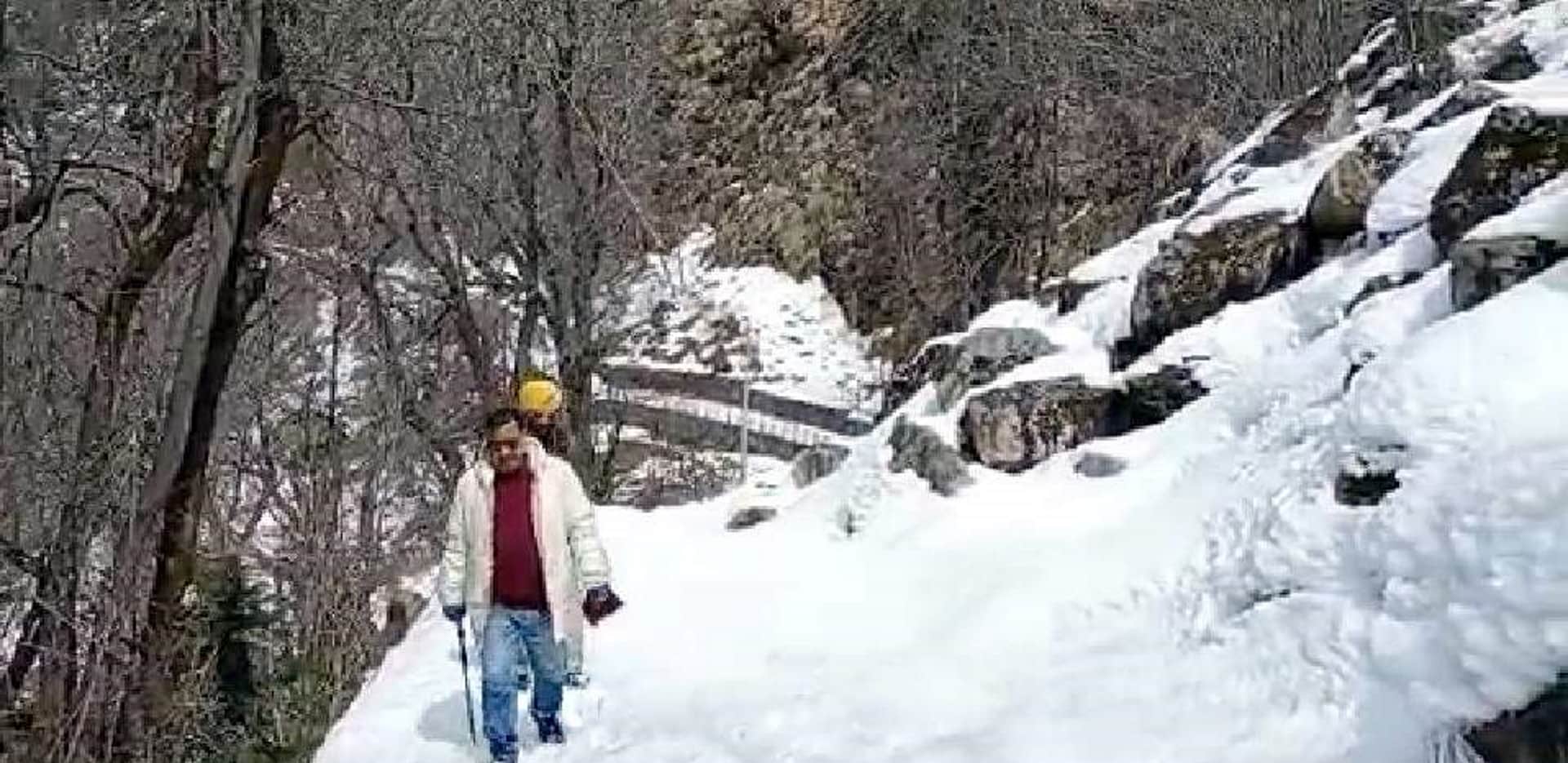 Uttarakhand: Ten km faith path of Hemkund Sahib covered with snow,  team went for inspection had to return, Seee photos...
