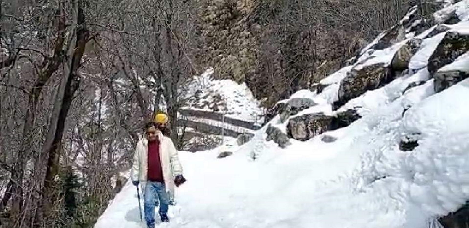 Uttarakhand: Ten km faith path of Hemkund Sahib covered with snow,  team went for inspection had to return, Seee photos...