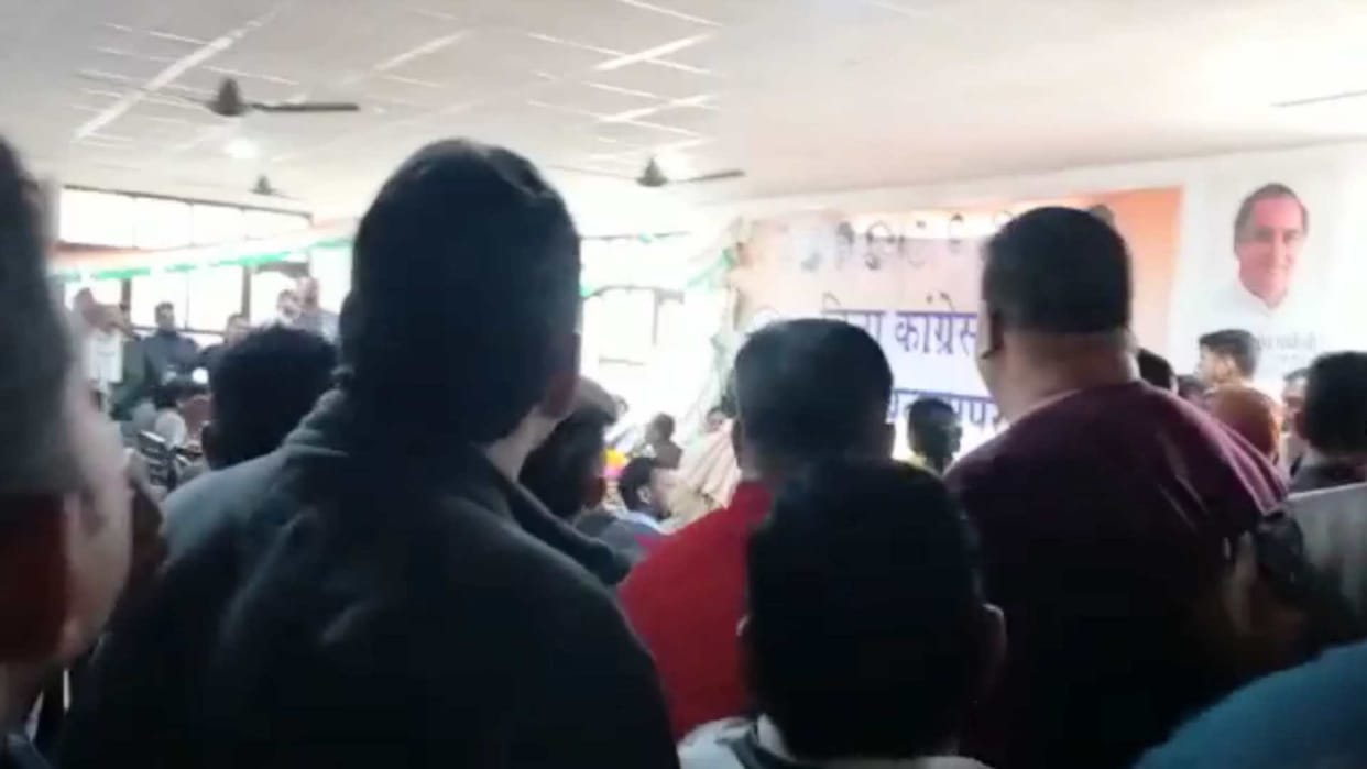 Former MLA raised hands of Sadar workers to show strength, ruckus  of other faction