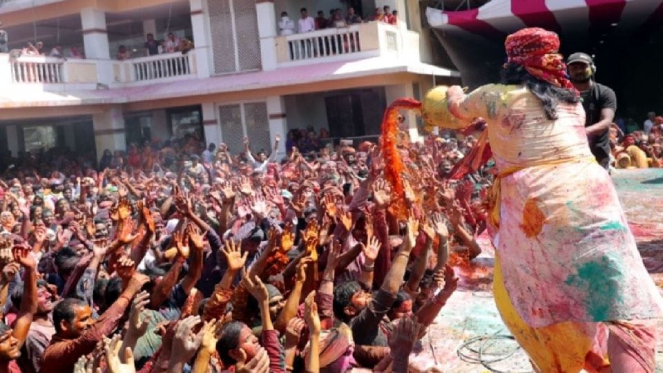 Mathura: Tesu's color will rain on devotees with hydraulic atomizer in Priyakant Zoo temple