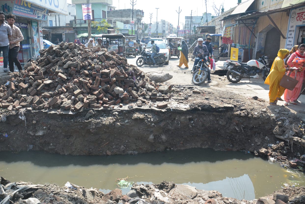 Idgah road remained jammed for the whole day due to culvert construction