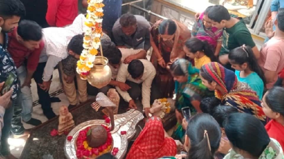 Madhya Pradesh: Rumors of Nandi's idol drinking milk and water in Shiva temples in Malwa-Nimar, crowds of devotees gathered