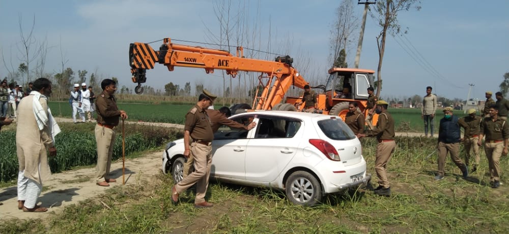 Policemen's car overturned in the field, inspector and farmer injured