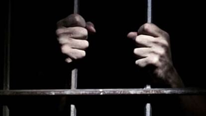 Hathras News: पत्नी की हत्या के आरोप में पति को पुलिस ने भेजा जेल, दहेज के लिए फंदा लगाकर मारने का है आरोप Police sent husband to jail for murder of wife