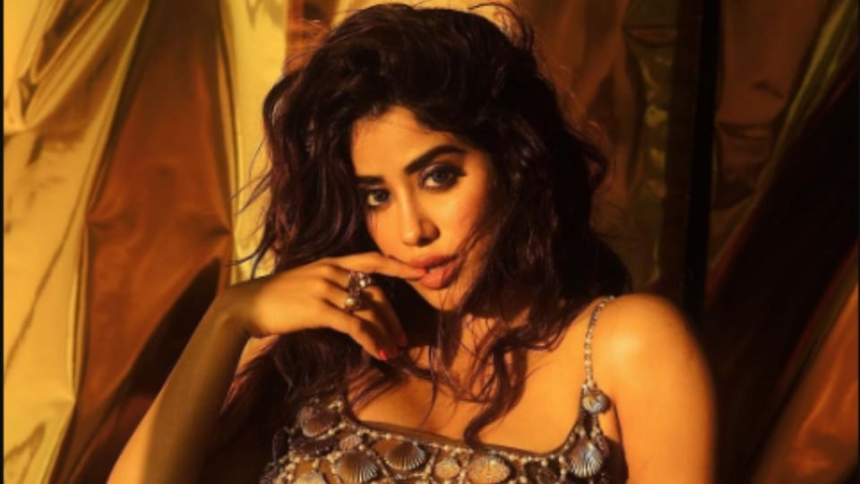 Janhvi Kapoor gets rolled for ignoring a woman who requested her for a selfie