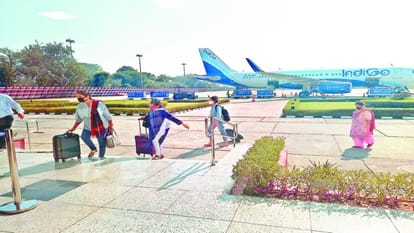 woman who reached home by bus from the airport had pain in her back then complained to the commissioner in Agra