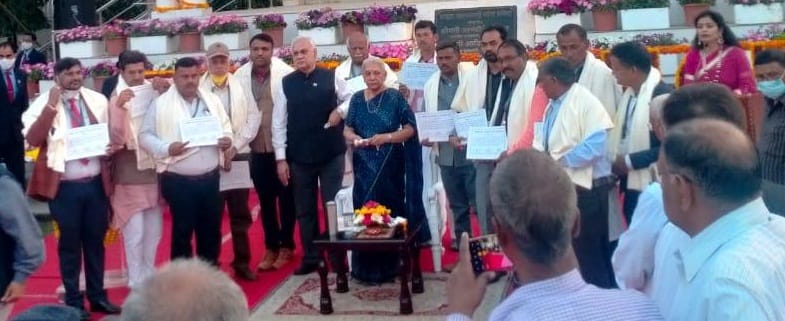 Governor rewarded farmer Virendra Chaurasia