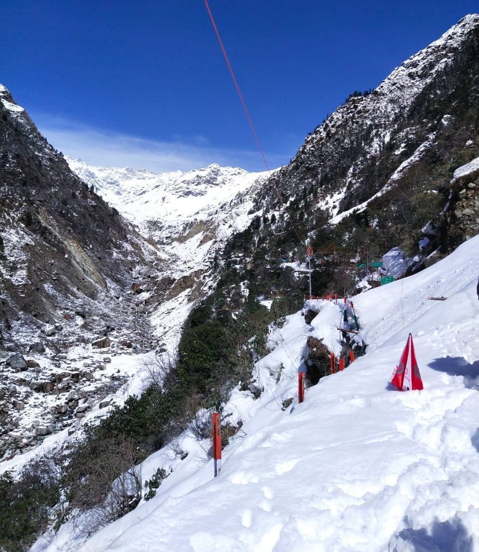 Baba's darshan will have to reach Kedarnath through many kilometers of snow