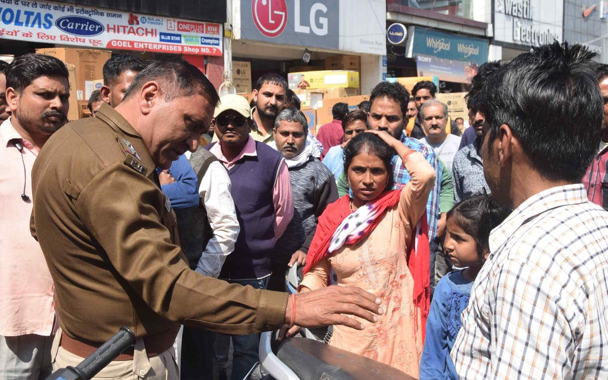 Demolition by entering the shop in Palika Bazar, four injured including female customer