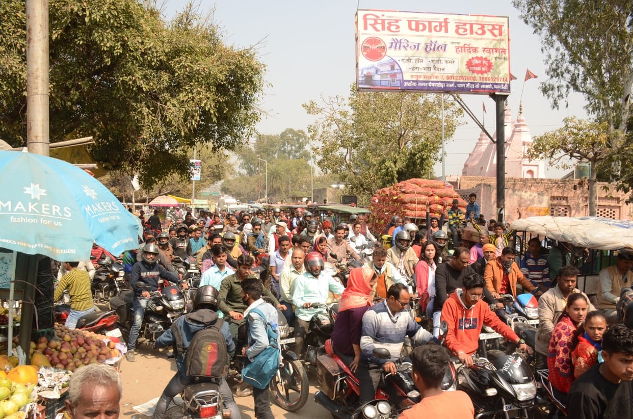 The gate remained closed for one hour and ten minutes due to the setting of the goods train, people upset