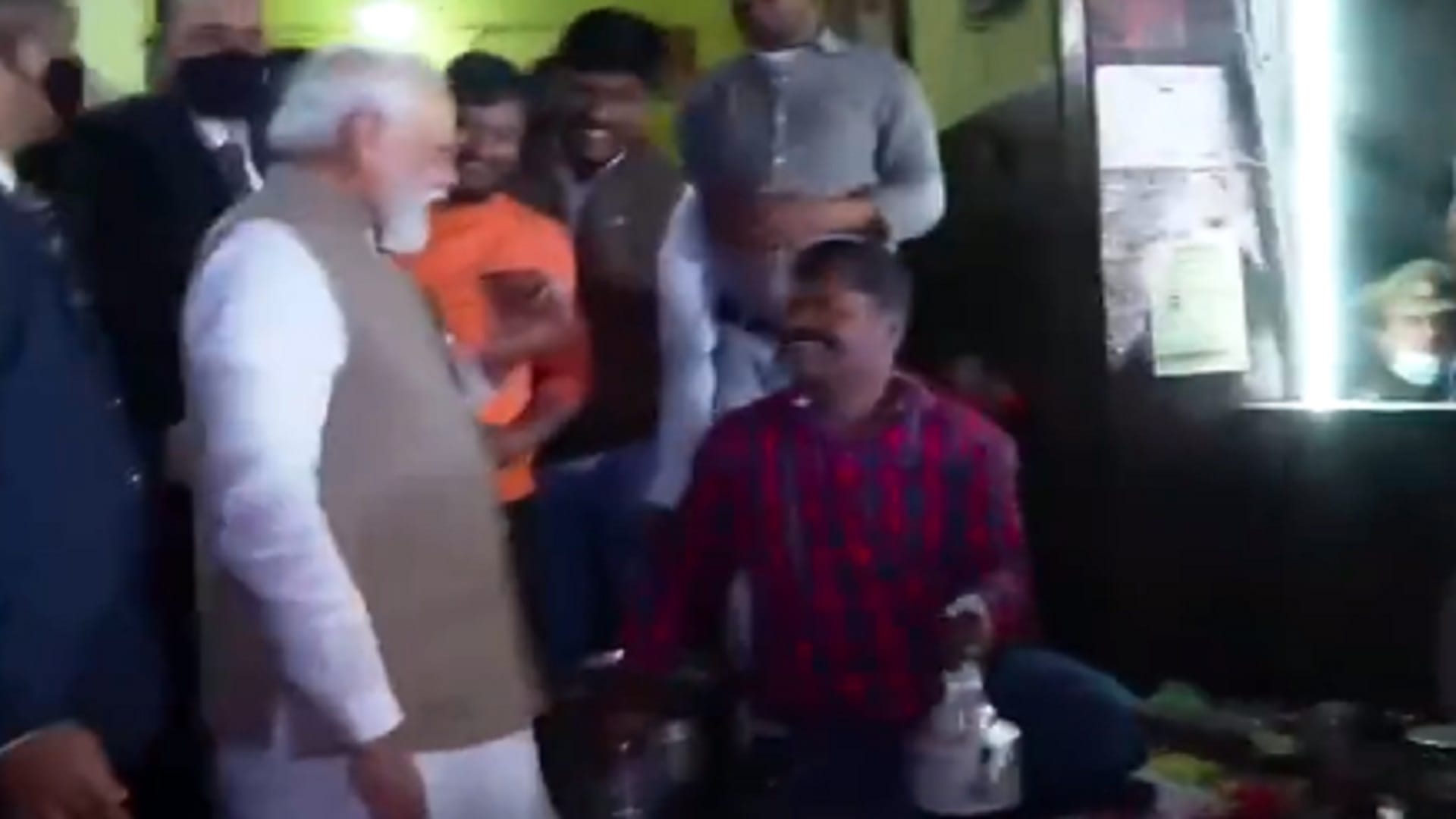 UP Chunav 2022: After roadshow PM Modi reached Pappu tea relieved tiredness with sips