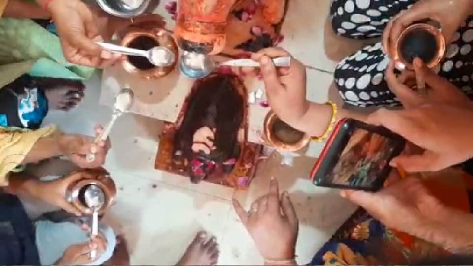 Madhya Pradesh: Rumors of Nandi's idol drinking milk and water in Shiva temples in Malwa-Nimar, crowds of devotees gathered