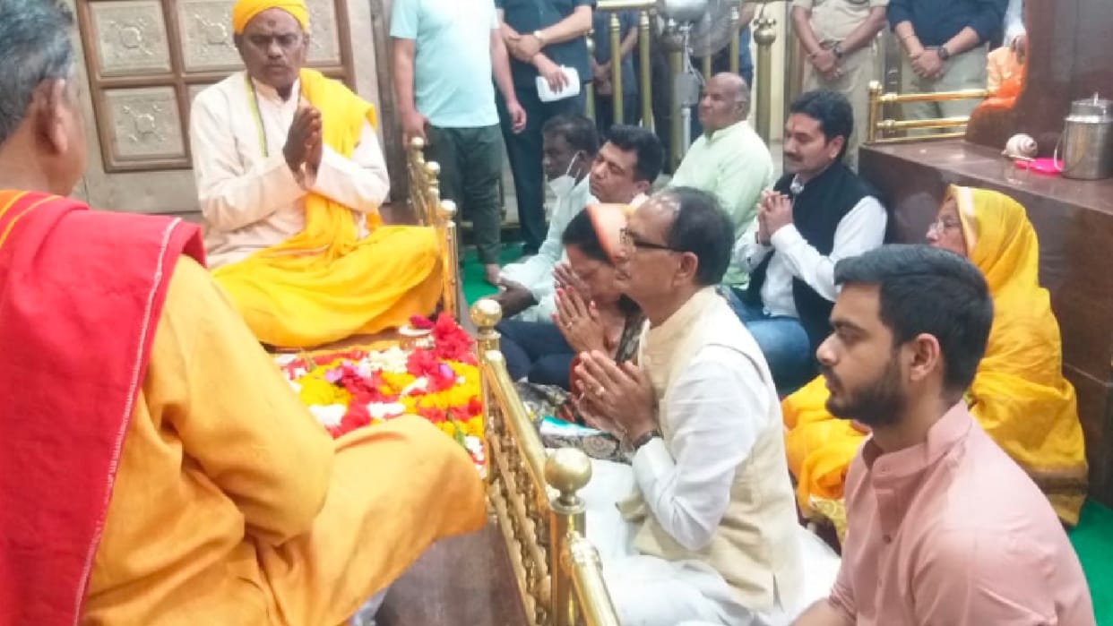Sehore: CM Shivraj with family reached Devidham Salkanpur, planted saplings after darshan-worship