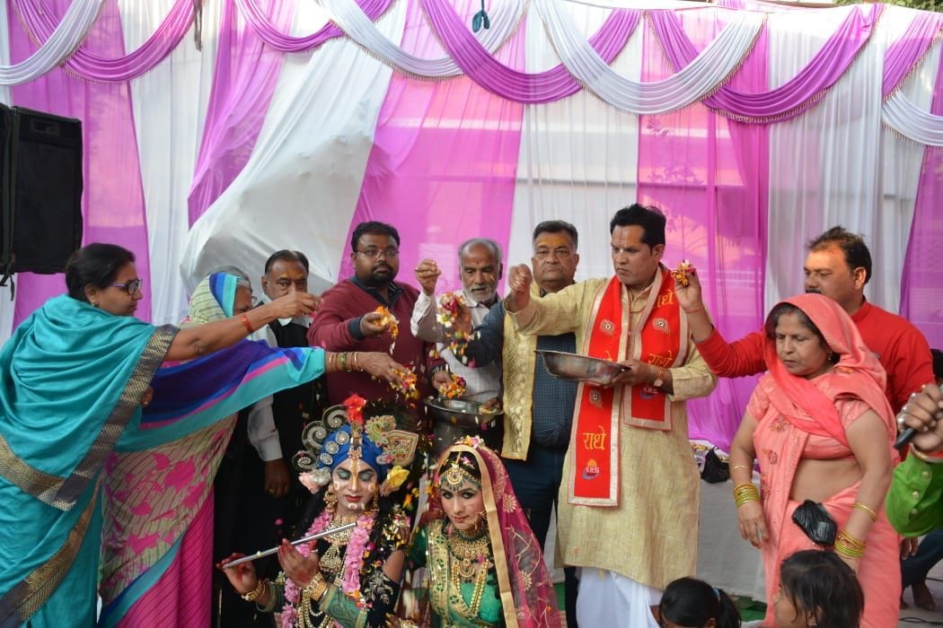 Mathura: Devotees played Holi of flowers in Devi temple