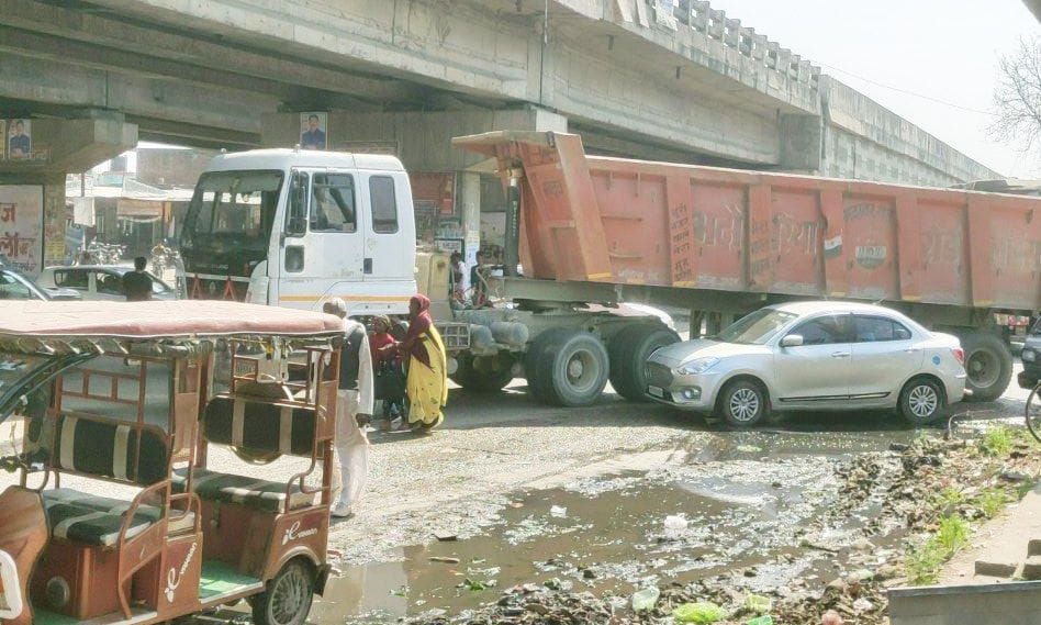 fathepur news,The steering of the truck failed at the intersection, the accident survived