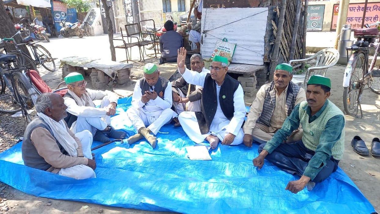 Hathras: Bhakiu Harpal faction staged a sit-in at the Tehsil Gate