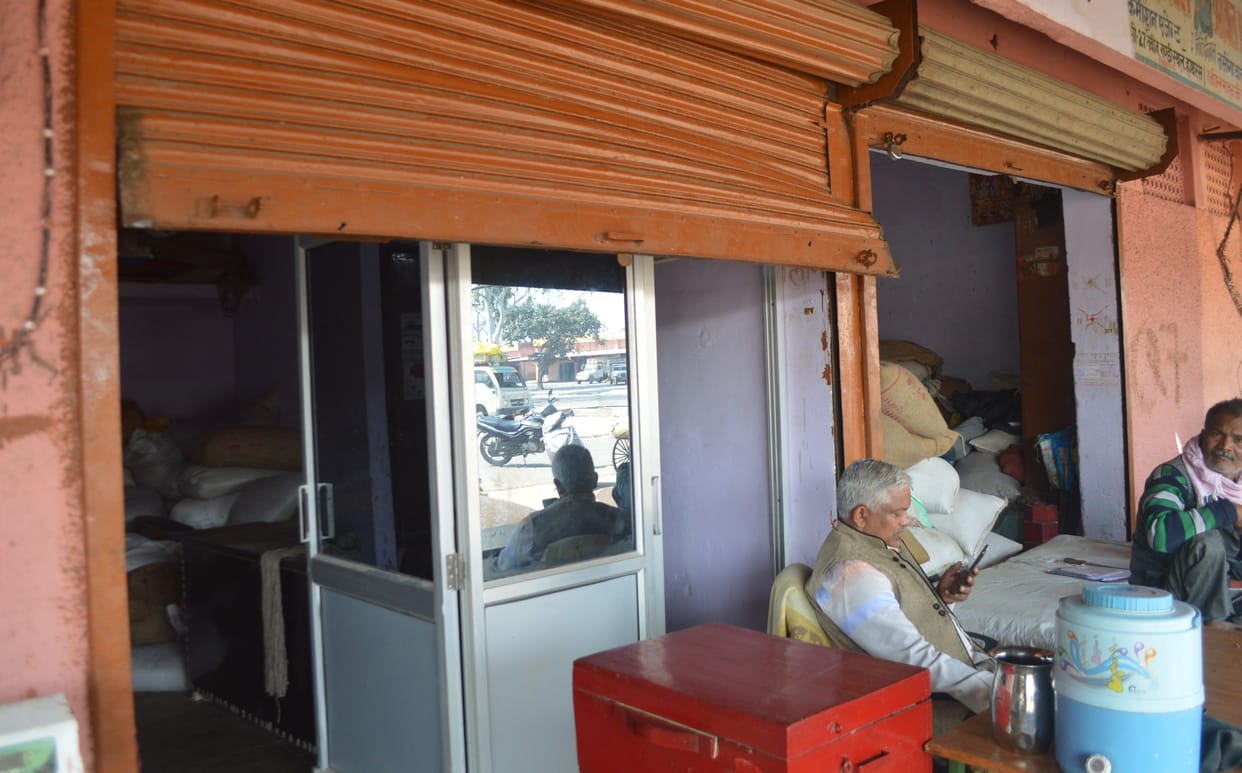 Hathras: Thousands stolen from three shops in Mandi Committee