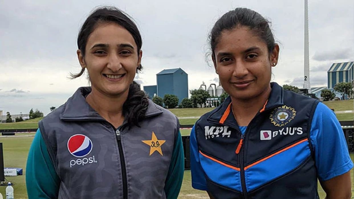 Women's World Cup India Captain Mithali Raj And Pakistan Captain Bismah Maroof meet before world cup Match
