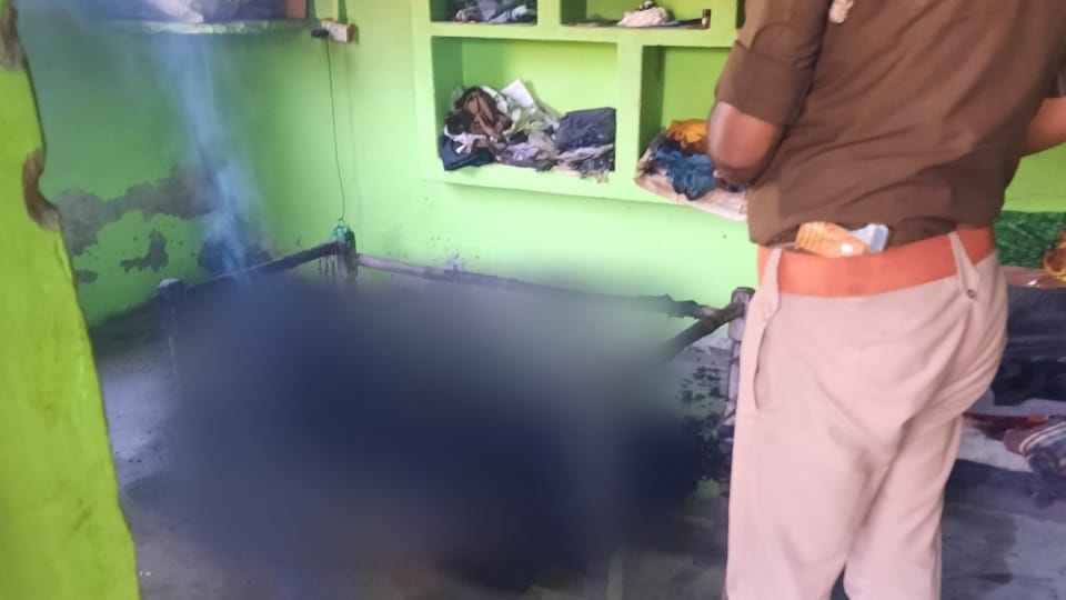 Son killed his father and burnt the dead body by wrapping it in a quilt in Mathura